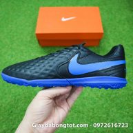 Form giày đơn giảm với thiết kế da sần hỗ trợ kiểm soát bóng tốt hơn