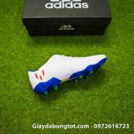 Logo chữ M cách điệu của Messi nổi bật ở phần gót sau của giày