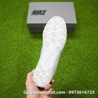 Đinh tán AG có độ cao vừa phải hỗ trợ bám sân tốt trên sân cỏ nhân tạo