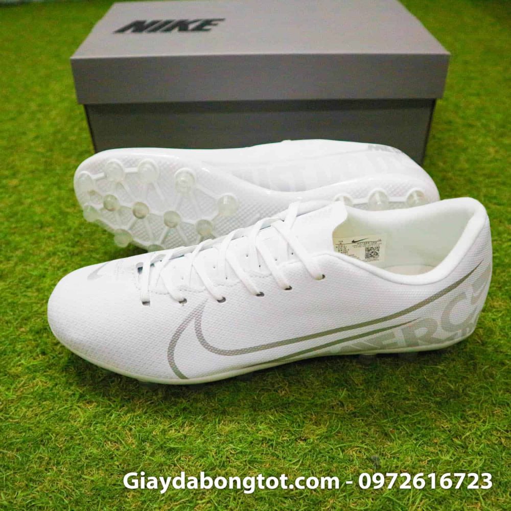 Giày đinh tán AG Nike Mercurial có form giày thon gọn đẹp mắt