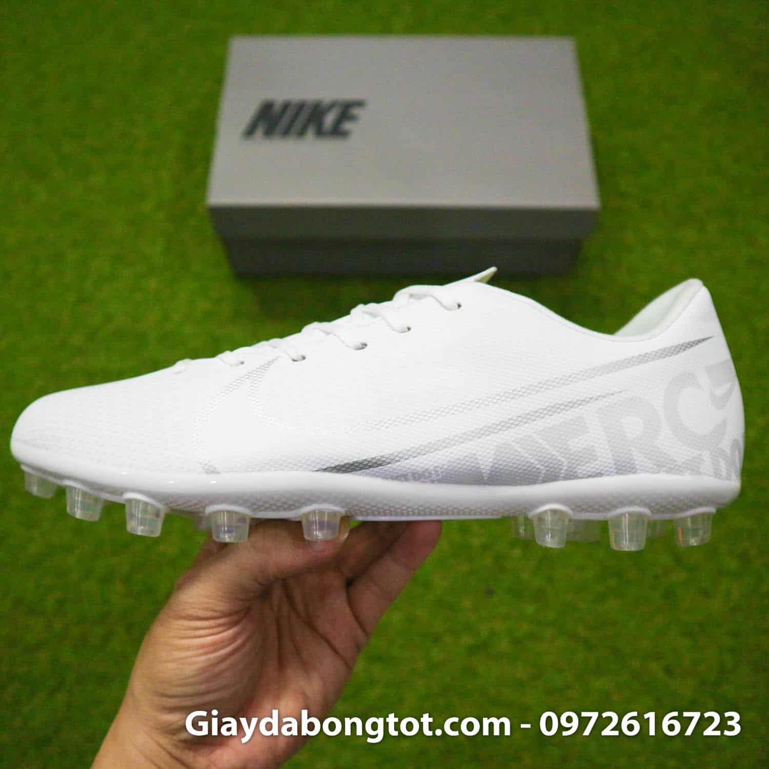 Giày đá bóng Nike màu trắng toàn thân đinh tán AG đẹp mắt