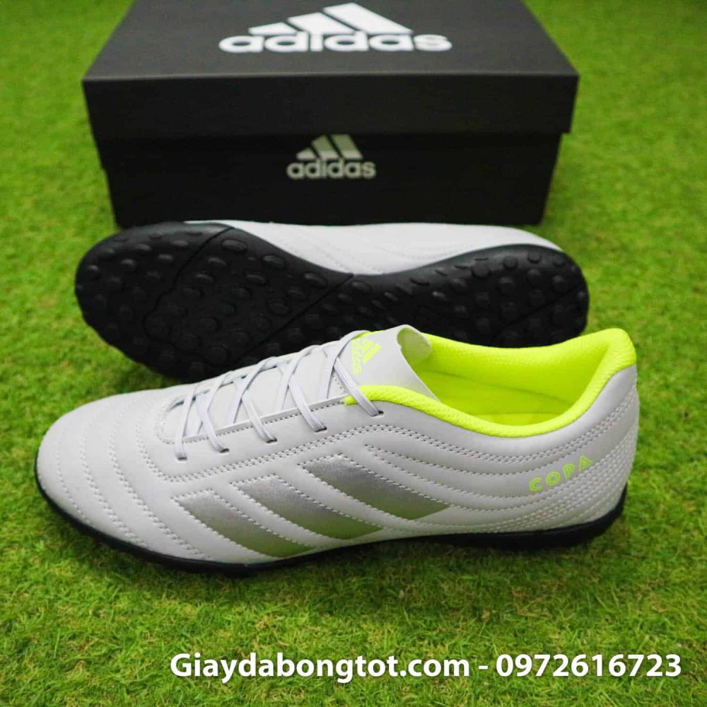 Thiết kế cổ điển gọn gàng giúp người mang giày đá bóng Copa 19.4 cảm thấy rất dễ làm quen
