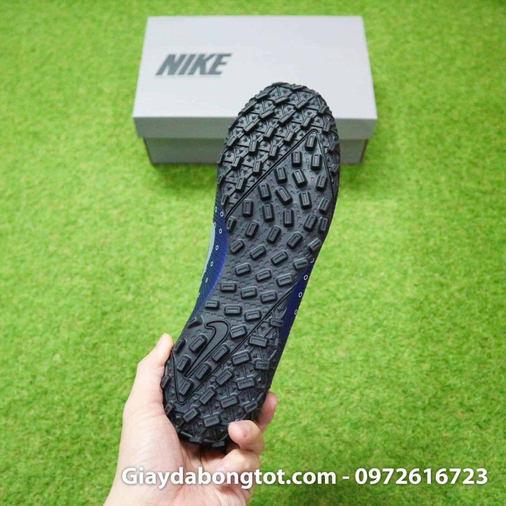 Thiết kế đinh dăm TF hỗ trợ bám sân tốt của giày Nike Dream Speed