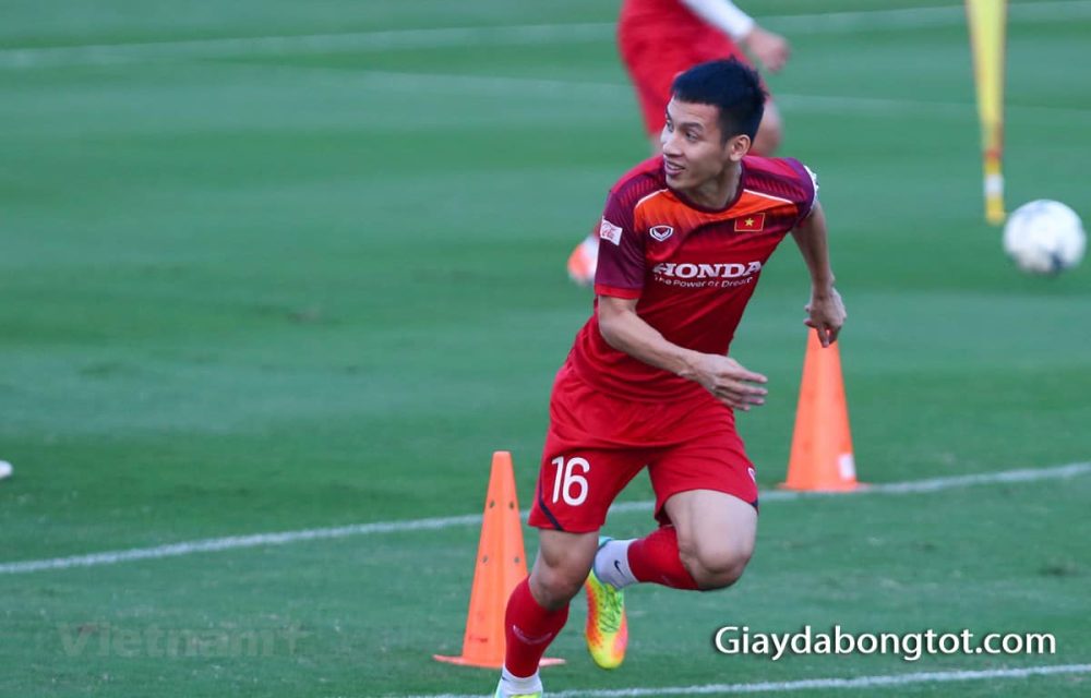 Hùng Dũng vẫn tin dùng dòng giày bóng đá đã quen chân là Nike Magista Opus II (Giống Quang Hải)