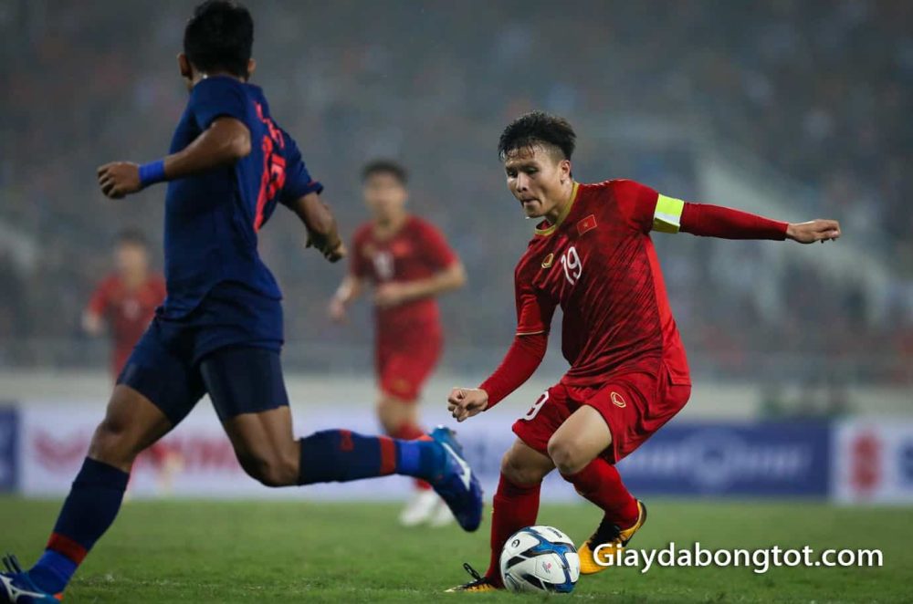 Quang Hải vẫn luôn trung thành với đôi giày Nike Magista Opus II FG màu vàng đen Lock in Let Loose