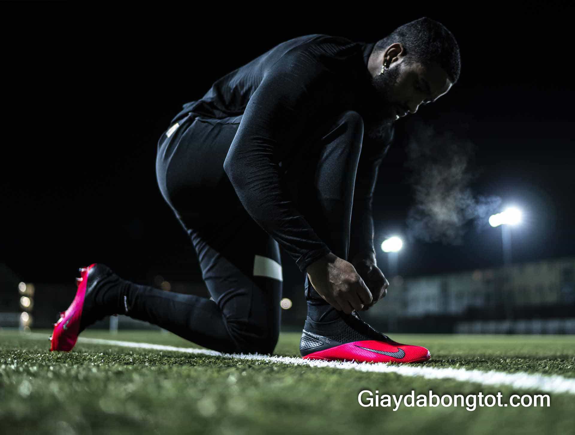 Xỏ lên chân mẫu giày đá banh Nike Phantom VSN năm 2020 mới nhất