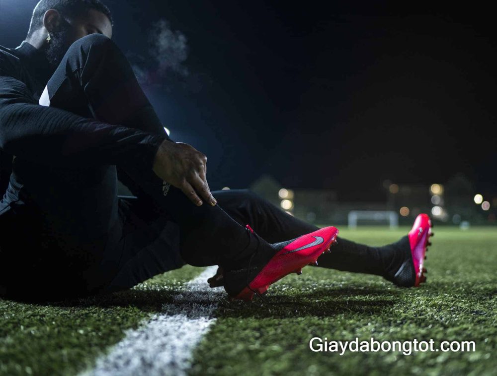 Giày Nike Phantom VSN với thiết kế che dây, tăng diện tích xử lý và kiểm soát bóng