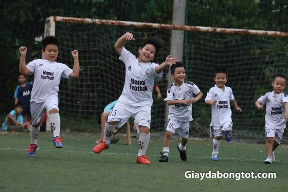 Chọn giày đá bóng trẻ em loại đẹp mang lại sự tự tin cho bé trên sân cỏ nhân tạo