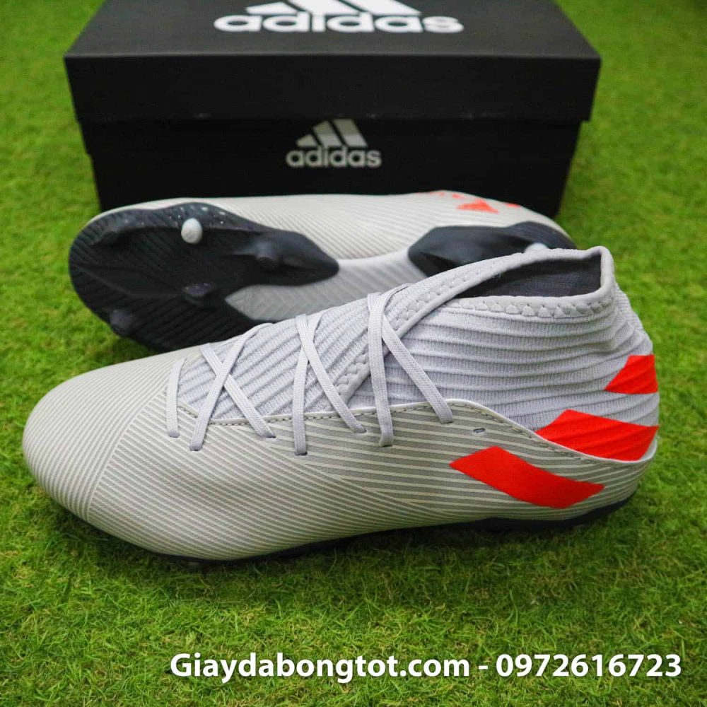Mặc dù thiết kế với cổ thun nhưng đôi giày đá banh Adidas này rất dễ mang