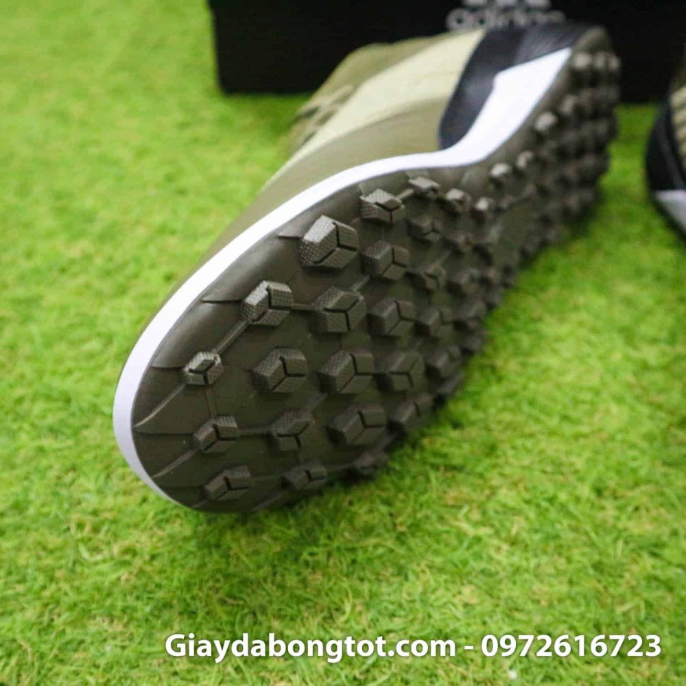 Thiết kế đinh dăm TF sân cỏ nhân tạo của Adidas Predator 19.3 hỗ trợ bám sân cực tốt