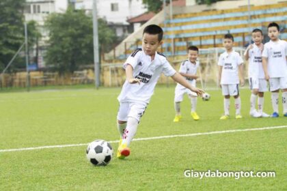 Giày đá bóng trẻ em cao cấp thường rất hiếm tại thị trường Việt Nam
