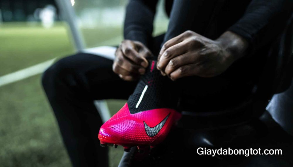 Giày đá bóng Nike Phantom VSN thế hệ thứ 2 năm 2020 là một đôi giày hoàn hảo cho vị trí tiền vệ