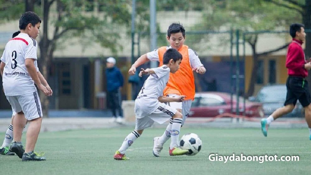Các mẫu giày đá bóng trẻ em có mức giá tầm trung rất phù hợp với nhu cầu của trẻ
