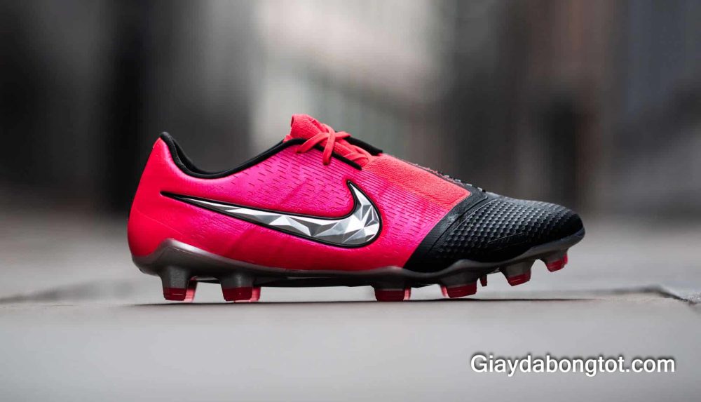 Giày Nike Phantom VNM 'Future Lab' được thiết kế với gam màu đỏ đen đẹp mắt