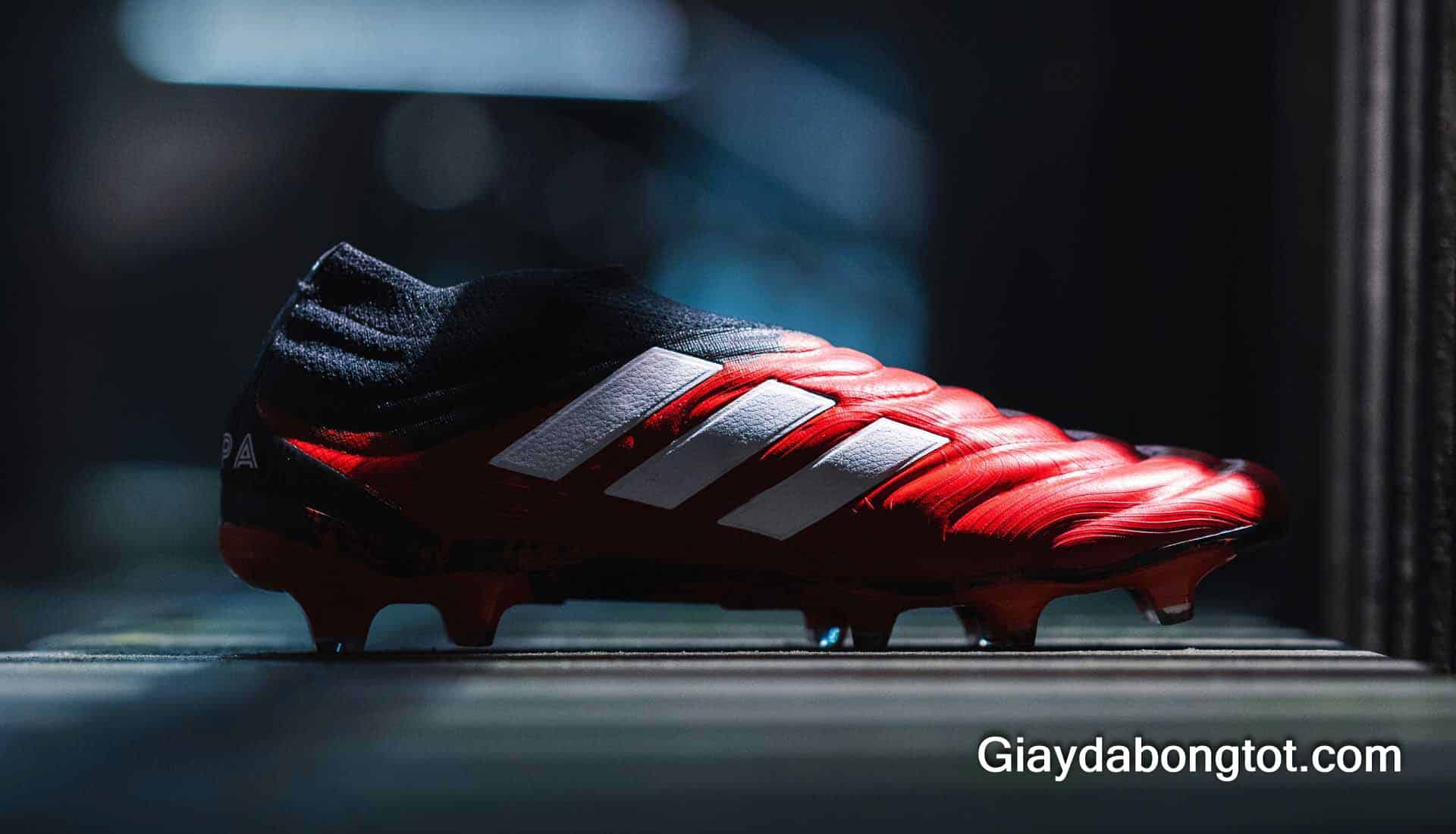 Giày Adidas Copa 19+ với các vân nổi và thiết kế không dây hỗ trợ kiểm soát bóng