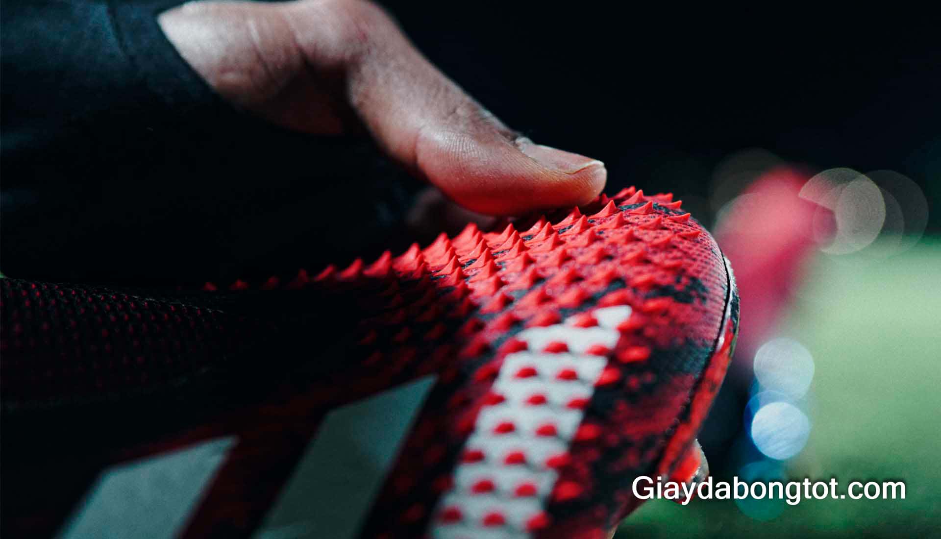 Các vân nổi kiểm soát bóng gai góc là đặc điểm nổi bật của giày Adidas Predator