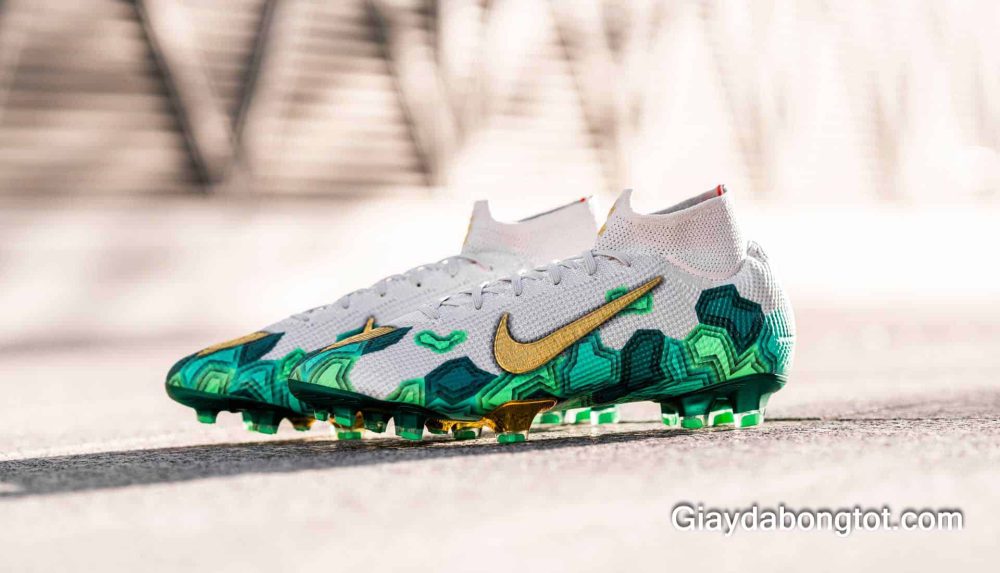 Đôi giày đá banh của Mbappe được thiết kế cực kỳ đẹp mắt trên form của giày Nike Superfly 7 Elite
