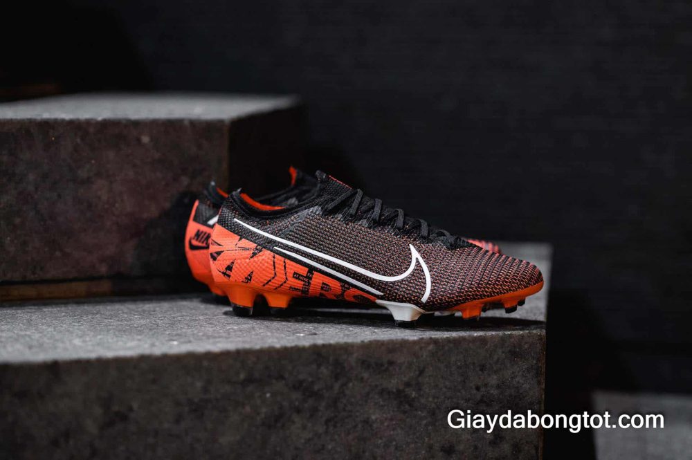 Giày đá bóng Nike Mercurial Vapor nổi tiếng là dòng giày nhẹ và trợ tốc rất tốt