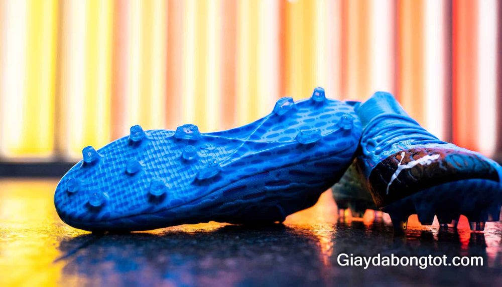 Phiên bản giày đá banh sân cỏ tự nhiên Puma Future Netfit 5.1 có mức giá ngang ngửa với giày Nike, Adidas