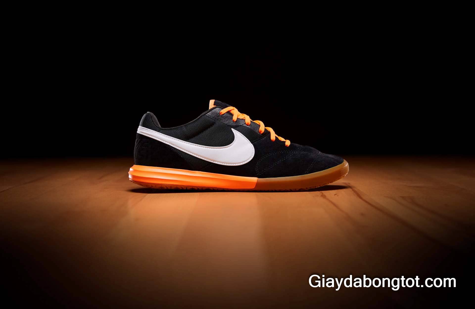 Giày đá bóng đế bằng Nike Premier 2 Sala được giới trẻ yêu thích sử dụng trên đường phố