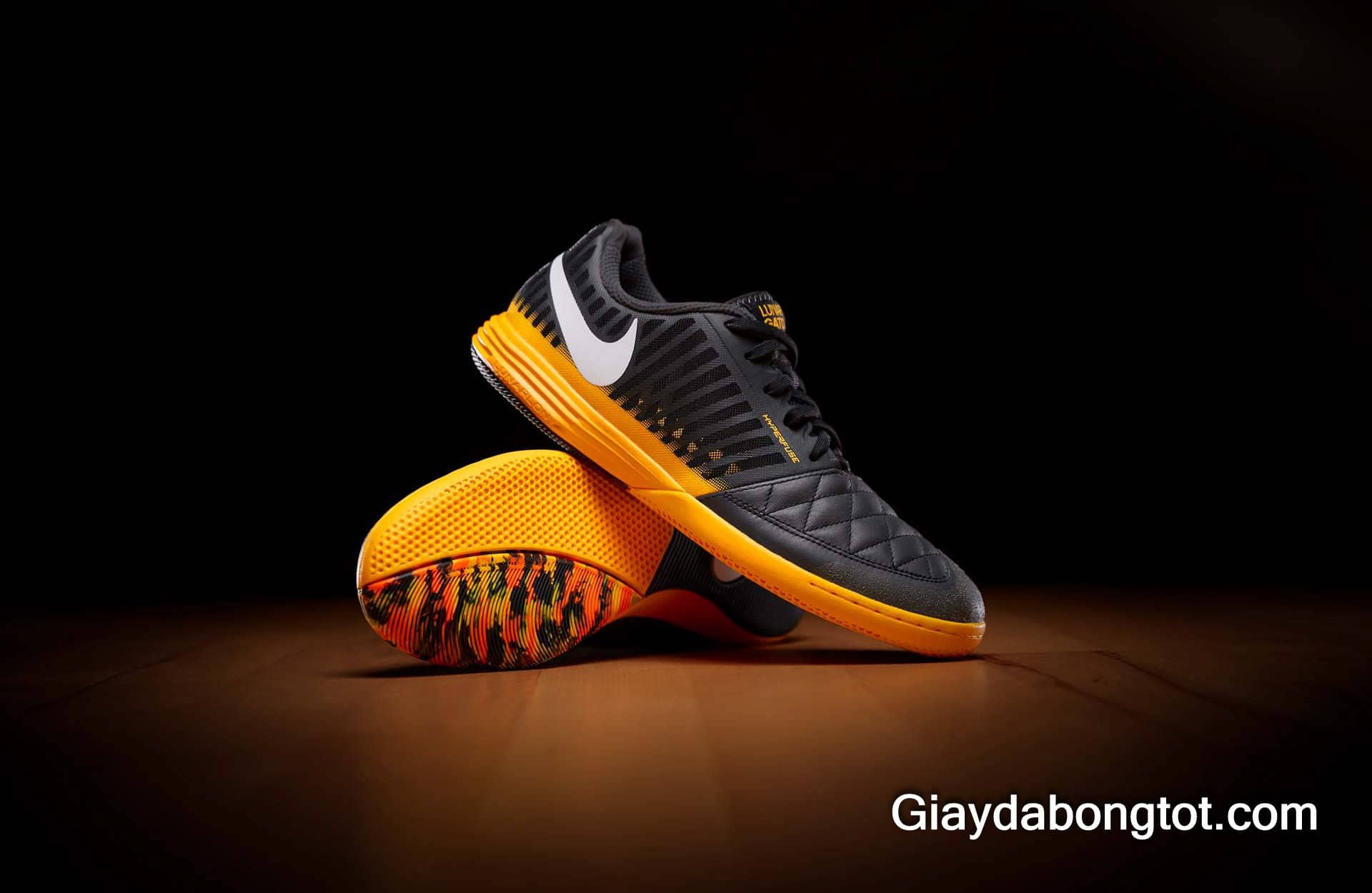 Vẻ đẹp của giày đá bóng Nike Lunar Gato 2 màu cam đen đế bằng