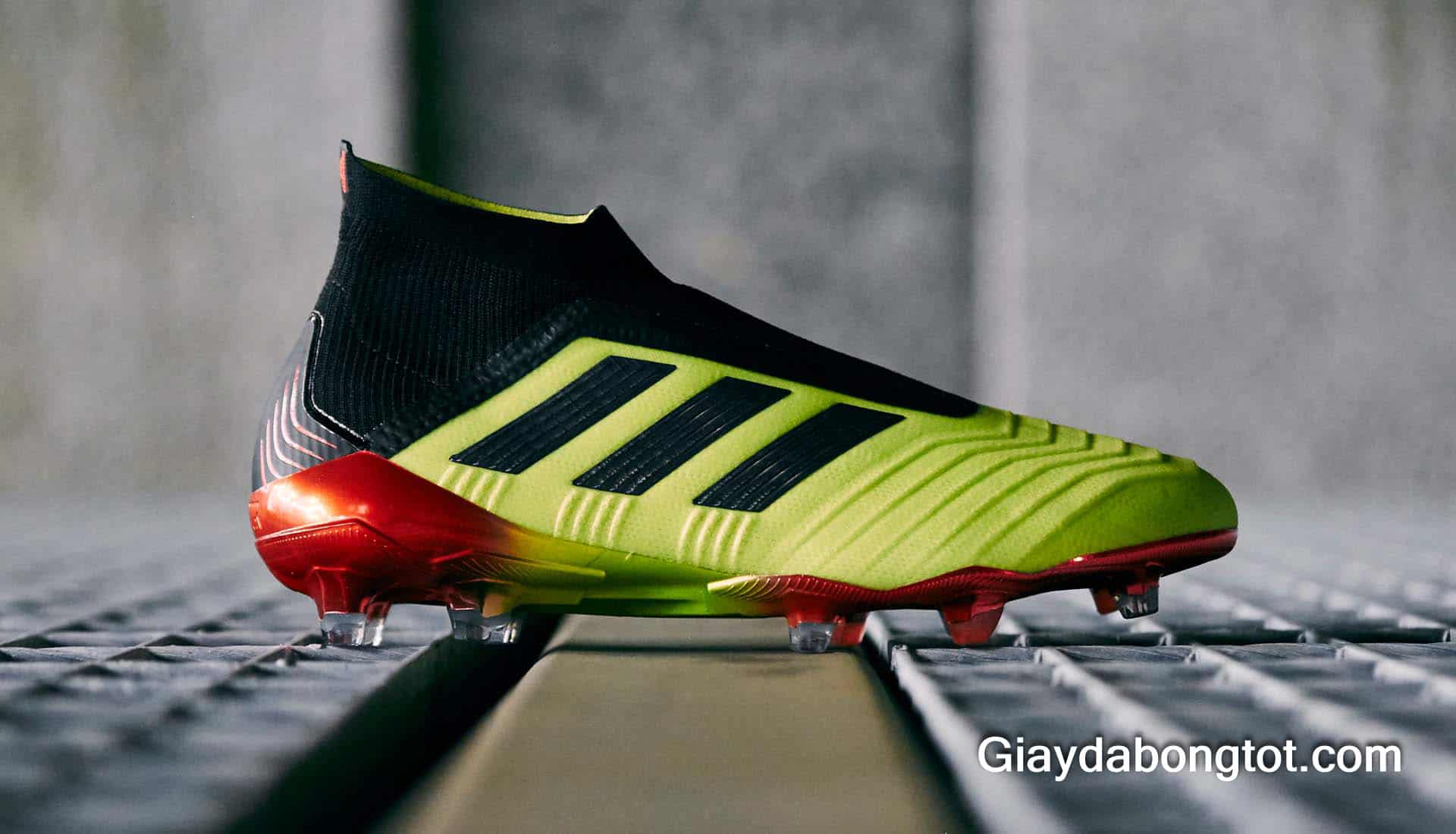 Giày đá bóng không dây Adidas Predator 18+ được ra mắt đánh dấu sự hồi sinh của 'quái thú'