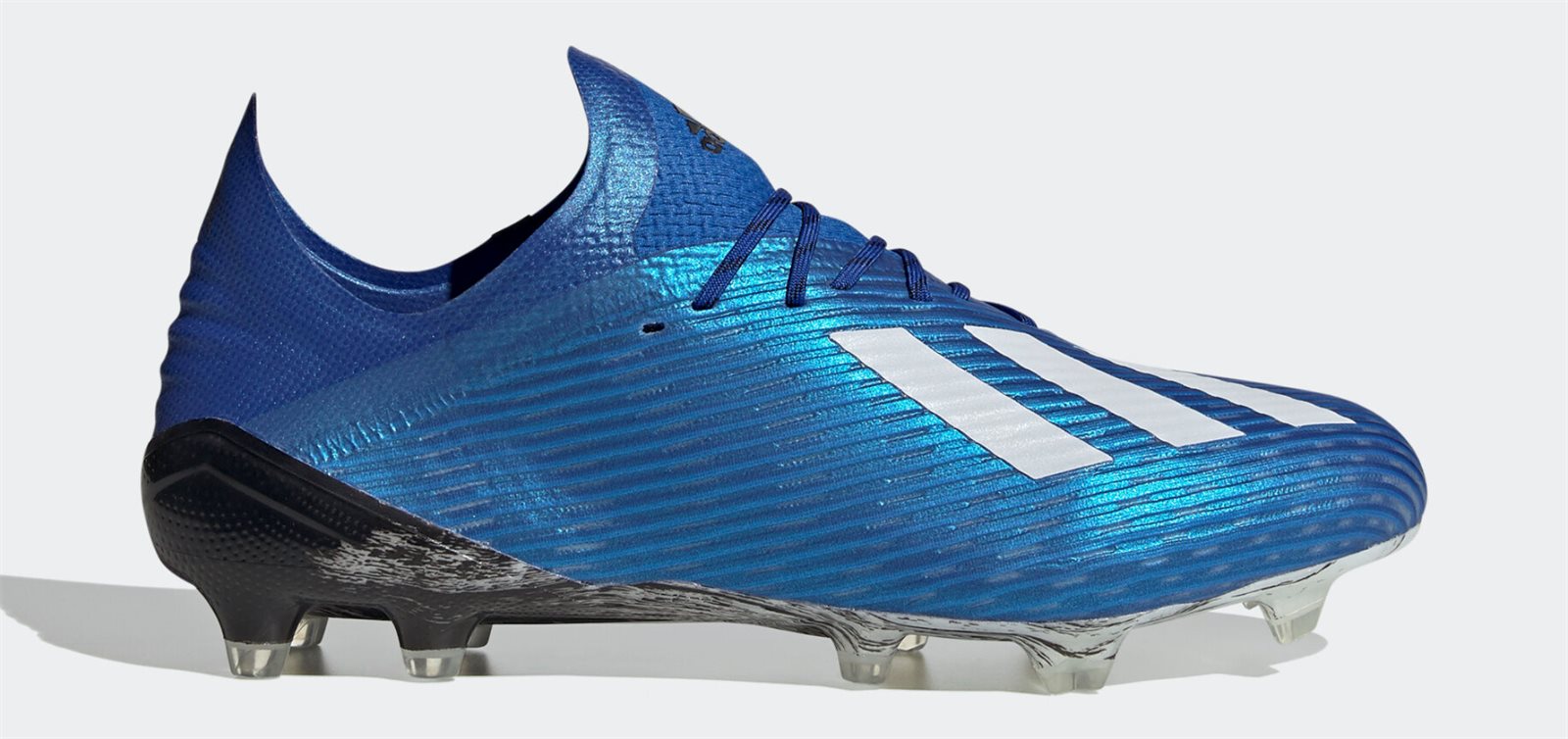 Giày đá bóng Adidas X19.1 siêu nhẹ với thiết kế da mỏng và đế có chất liệu nhẹ