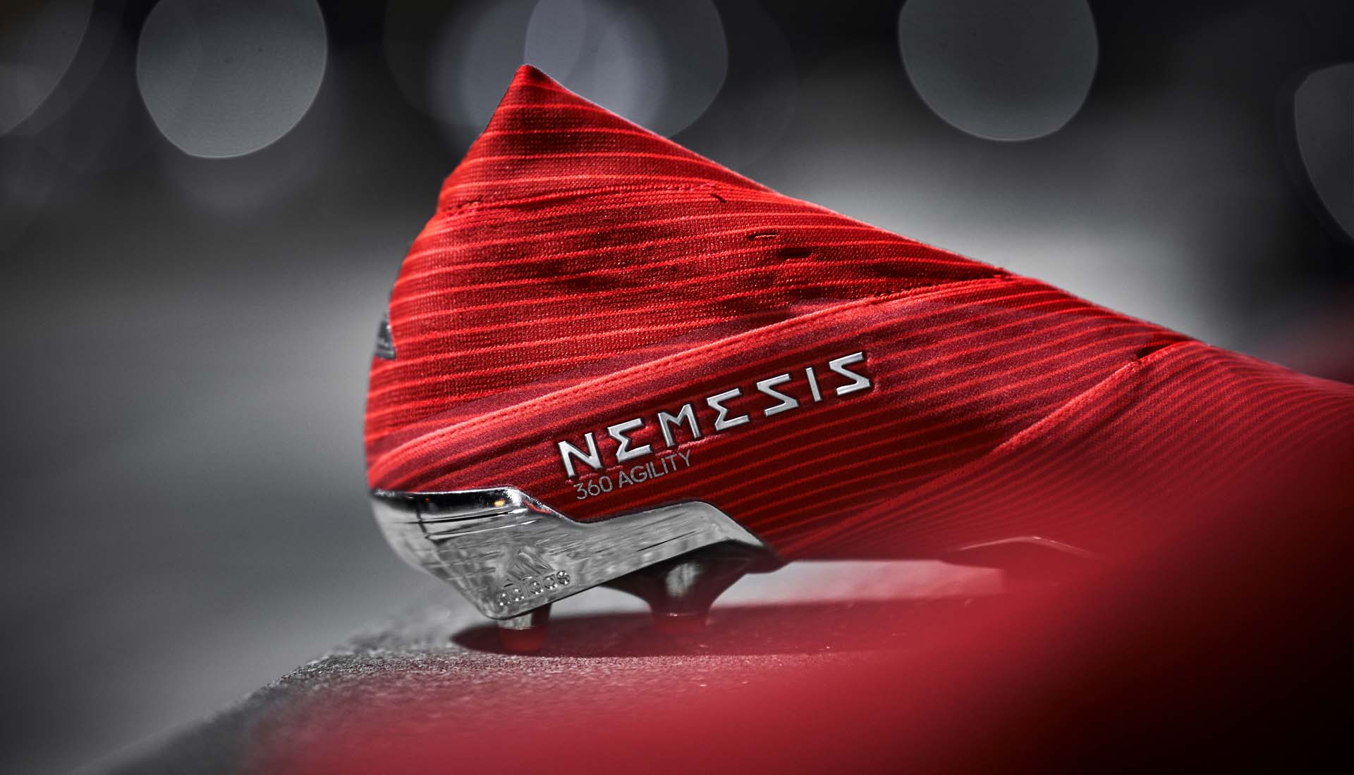 Nemeziz là dòng giày bóng đá Messi sử dụng (tuy nhiên Messi sử dụng phiên bản có dây Nemeziz 19.1)