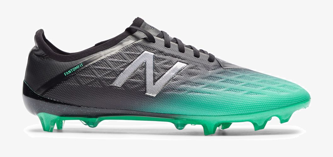 Sadio Mané của Liverpool đang sử dụng giày đá bóng New Balance Furion V6