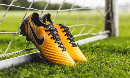 Giày bóng đá kiểm soát bóng thường có các vân nổi trên bề mặt