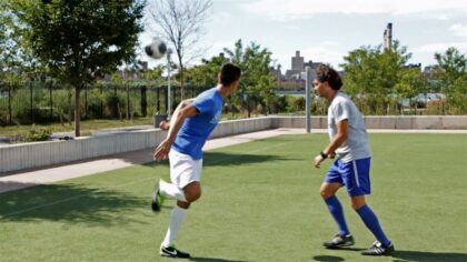 Kỹ thuật gắp bóng qua đầu có thể áp dụng rất hiệu quả trong thi đấu bóng đá để quả người