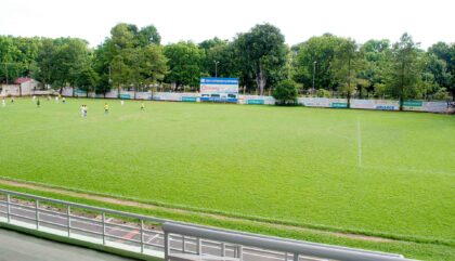 Sân bóng cỏ tự nhiên 11 người theo tiêu chuẩn của IFAB