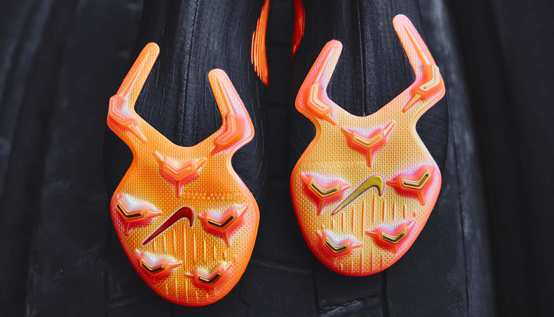 Thiết kế đế giày bóng đá 2 mảnh lần đầu được ra mắt với Mercurial Vapor 360 và Superfly 360