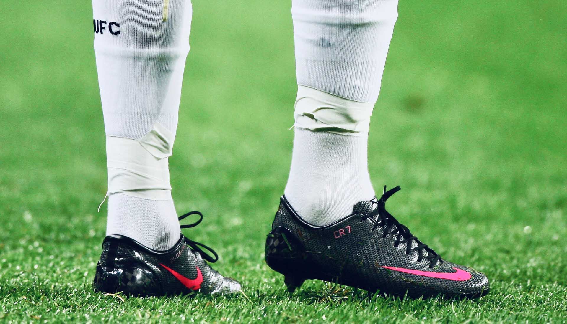 Giày đá bóng siêu nhẹ Nike Mercurial Vapor IV SL trên chân Ronaldo CR7