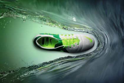 Giày đá bóng sân cỏ nhân tạo không sợ mưa nước phải có lớp da giày đặc biệt