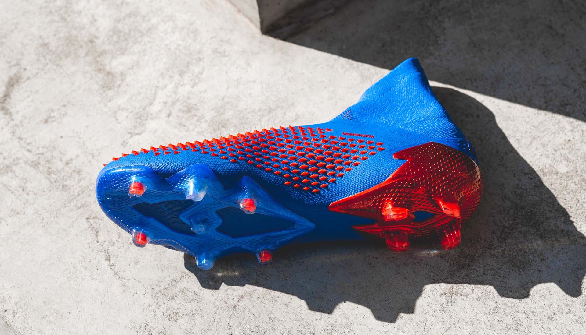 Thiết kế đế giày bóng đá 2 mảnh của Adidas Predator 20+ FG