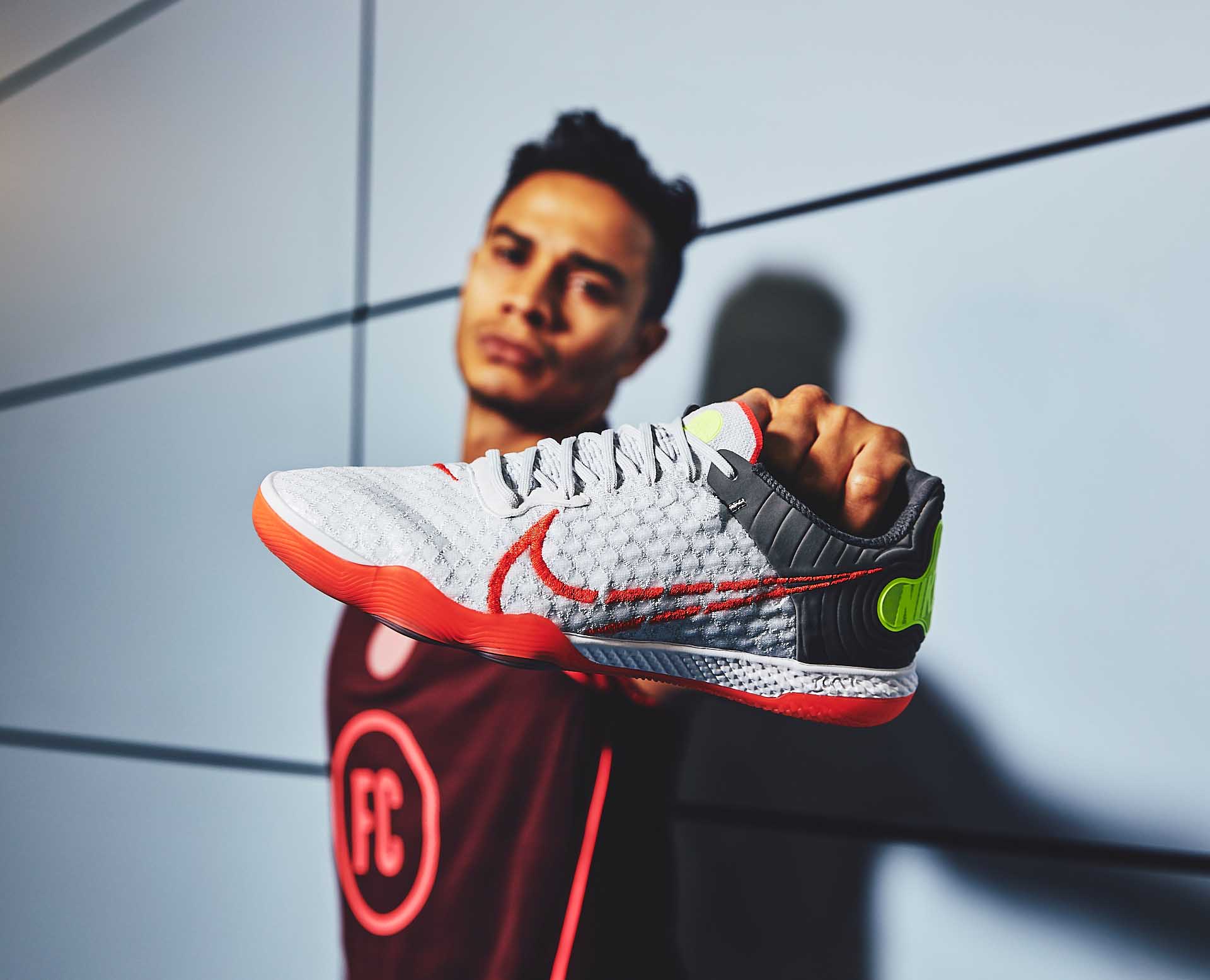 Công nghệ Nike Touch360 có trên da giày giúp cầu thủ cảm giác bóng tốt hơn
