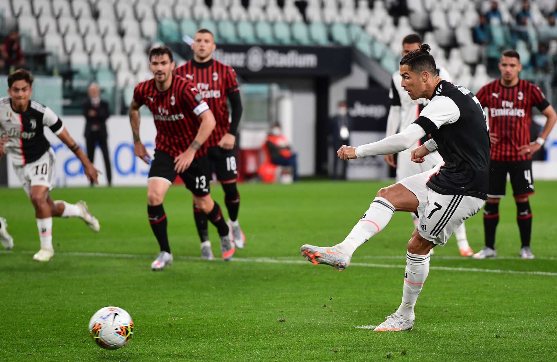 Ronaldo CR7 sử dụng mẫu giày bóng đá Safari trong màu áo của Juventus