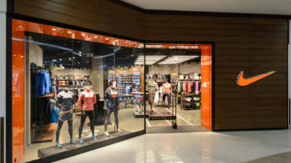 Cửa hàng Nike được thiết kế đẹp mắt và bán rất nhiều sản phẩm quần áo, giày dép, dụng cụ luyện tập thể thao