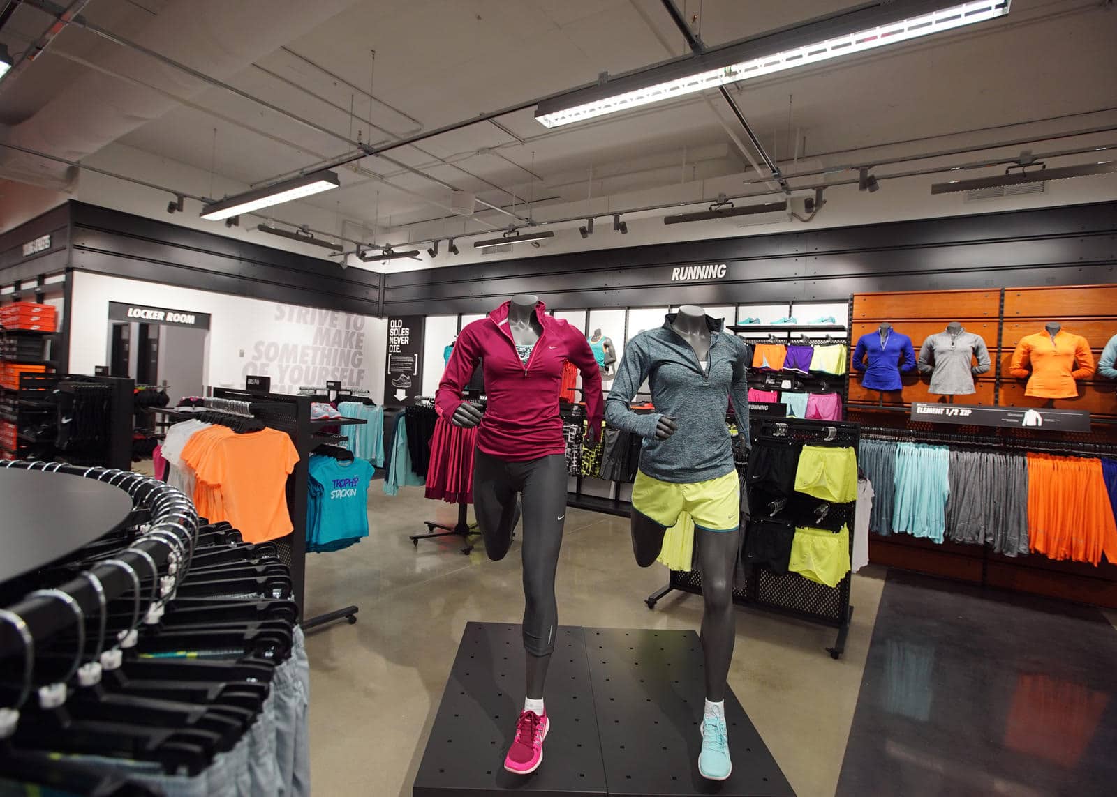 Các store Nike chính hãng với nhiều đồ thể thao cao cấp, xịn sò