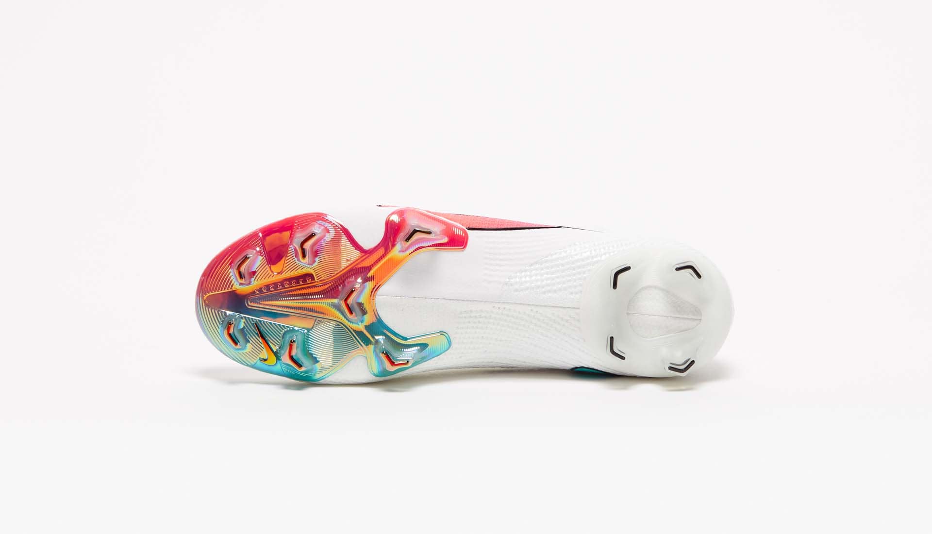 Thiết kế đế giày cũng được phân thành 2 màu của Nike Mercurial mới nhất