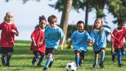 Việc sử dụng loại giày đinh đá bóng trẻ em phù hợp sẽ hỗ trợ bé chơi bóng dễ dàng hơn
