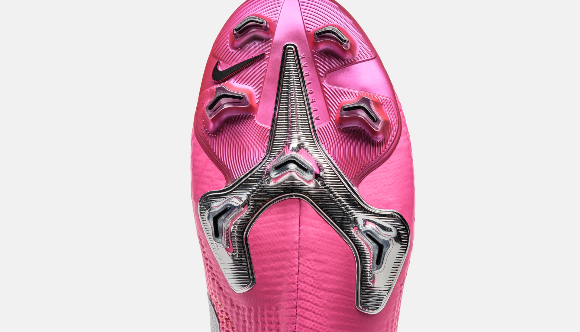 Thiết kế đinh giày đá bóng sân cỏ tự nhiên hỗ trợ di chuyển tăng tốc của Nike Mercurial
