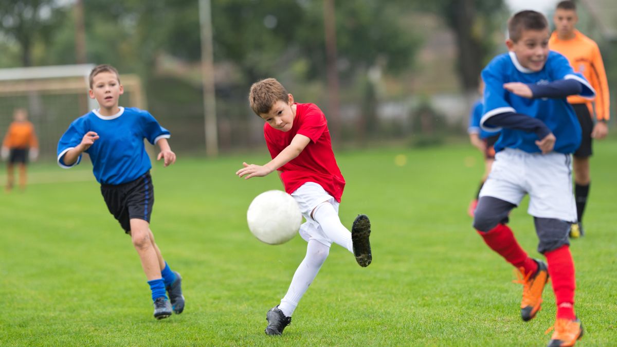 Chọn được giày đá bóng trẻ em phù hợp sẽ hỗ trợ bé chơi bóng rất tốt và an toàn hơn
