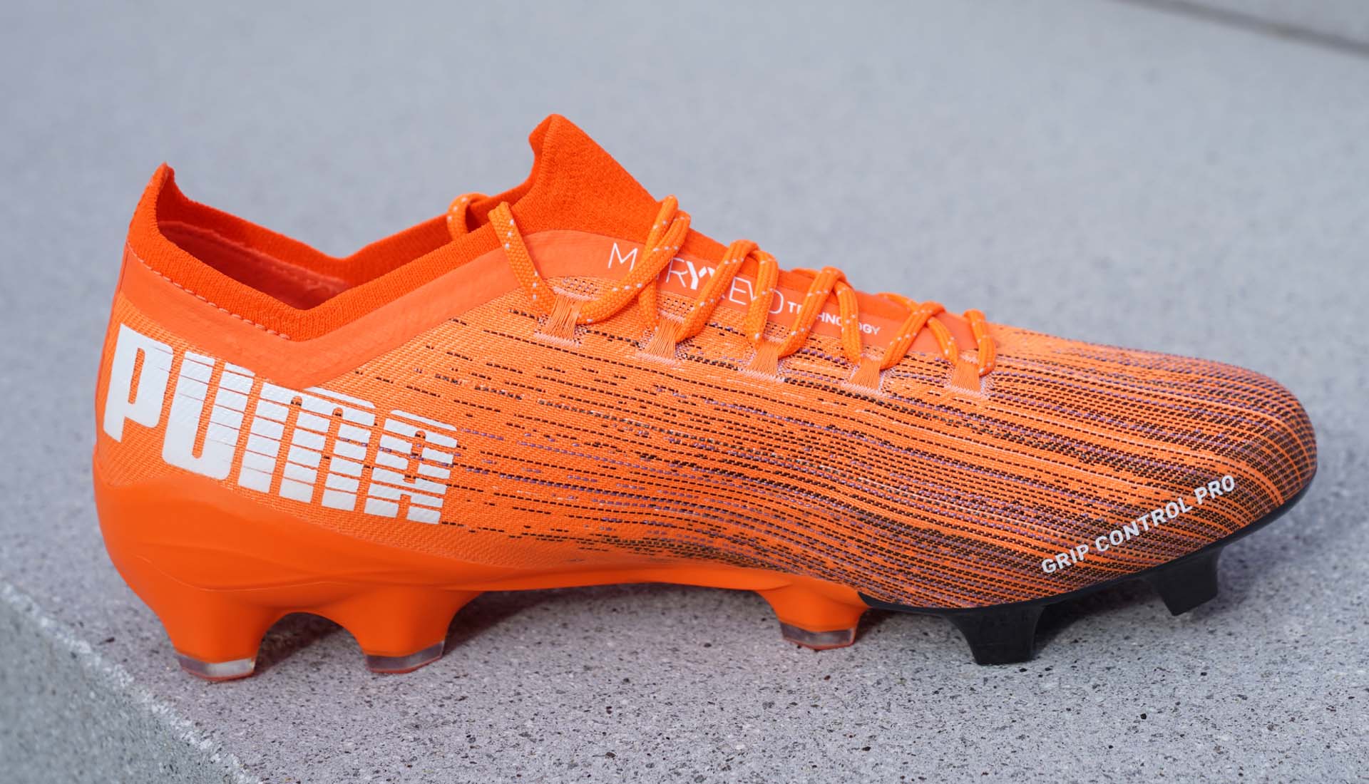 Giày đá bóng Puma siêu nhẹ Ultra 1.1 với chất liệu da vải và thiết kế gọn nhẹ