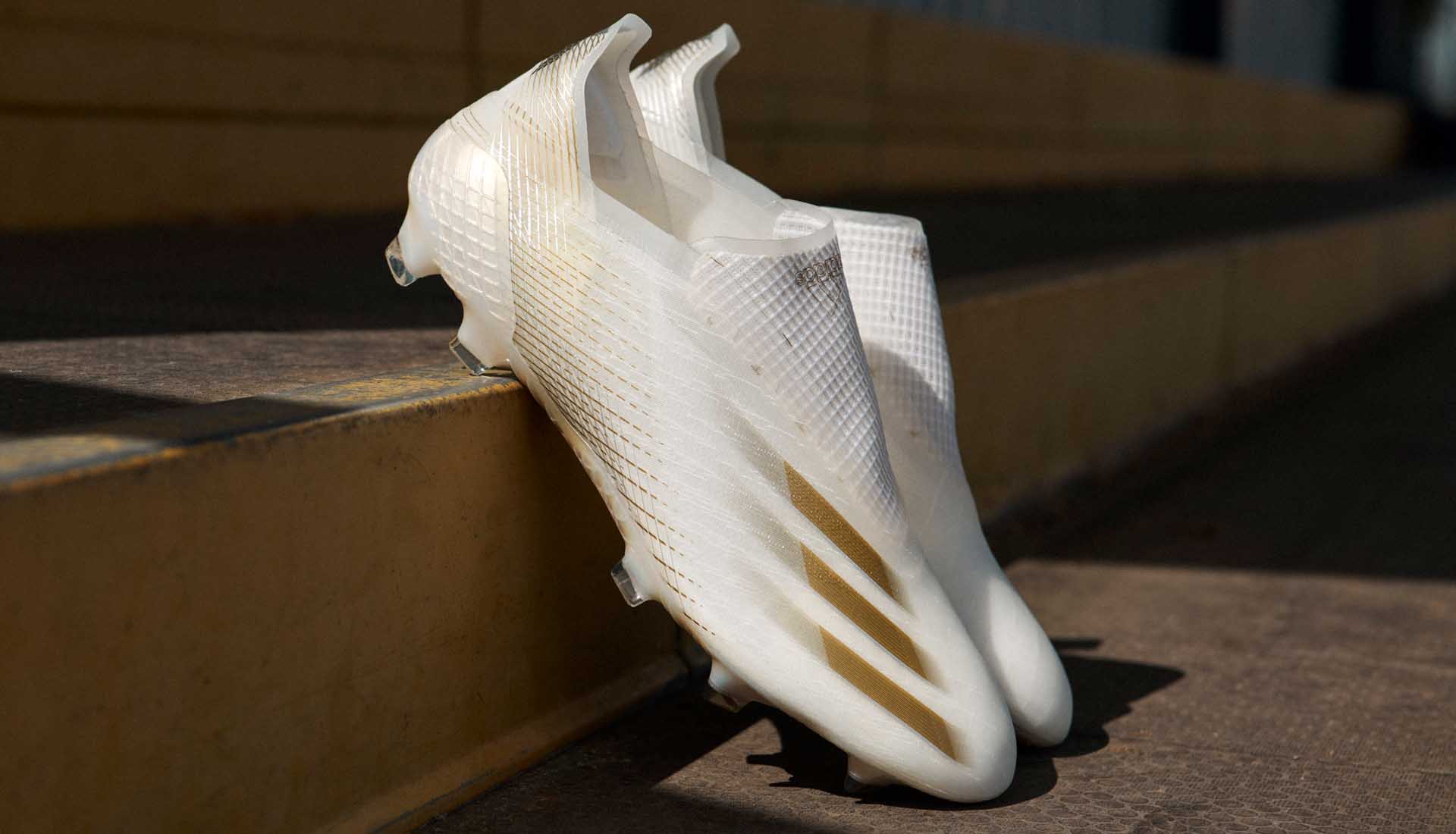 Giày Adidas X20+ Ghosted với thiết kế da và đế giày có trọng lượng nhẹ