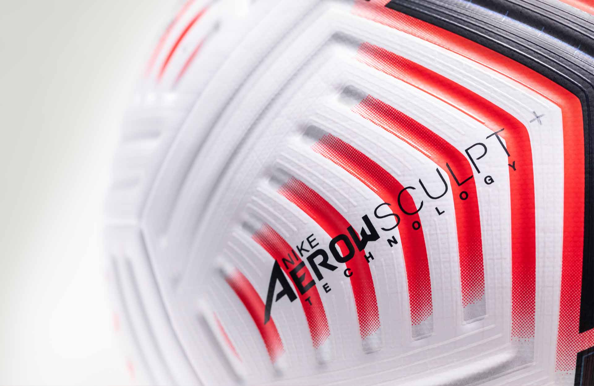 Công nghệ Nike AerowSculpt có trên quả bóng Nike giúp ổn định đường bay của bóng