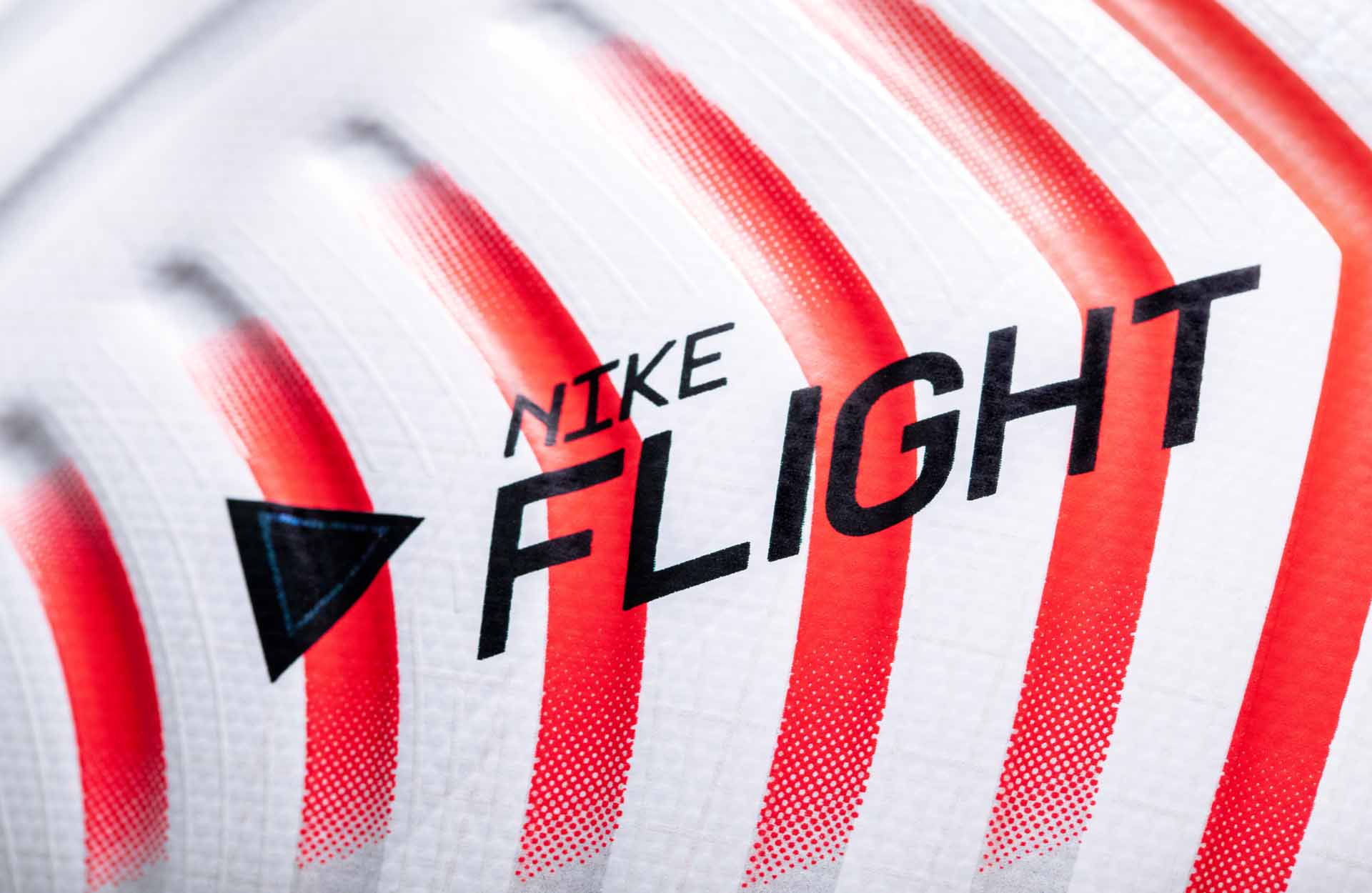 Công nghệ Nike FLIGHT với các đường rãnh hằn lên bề mặt quả bóng Nike