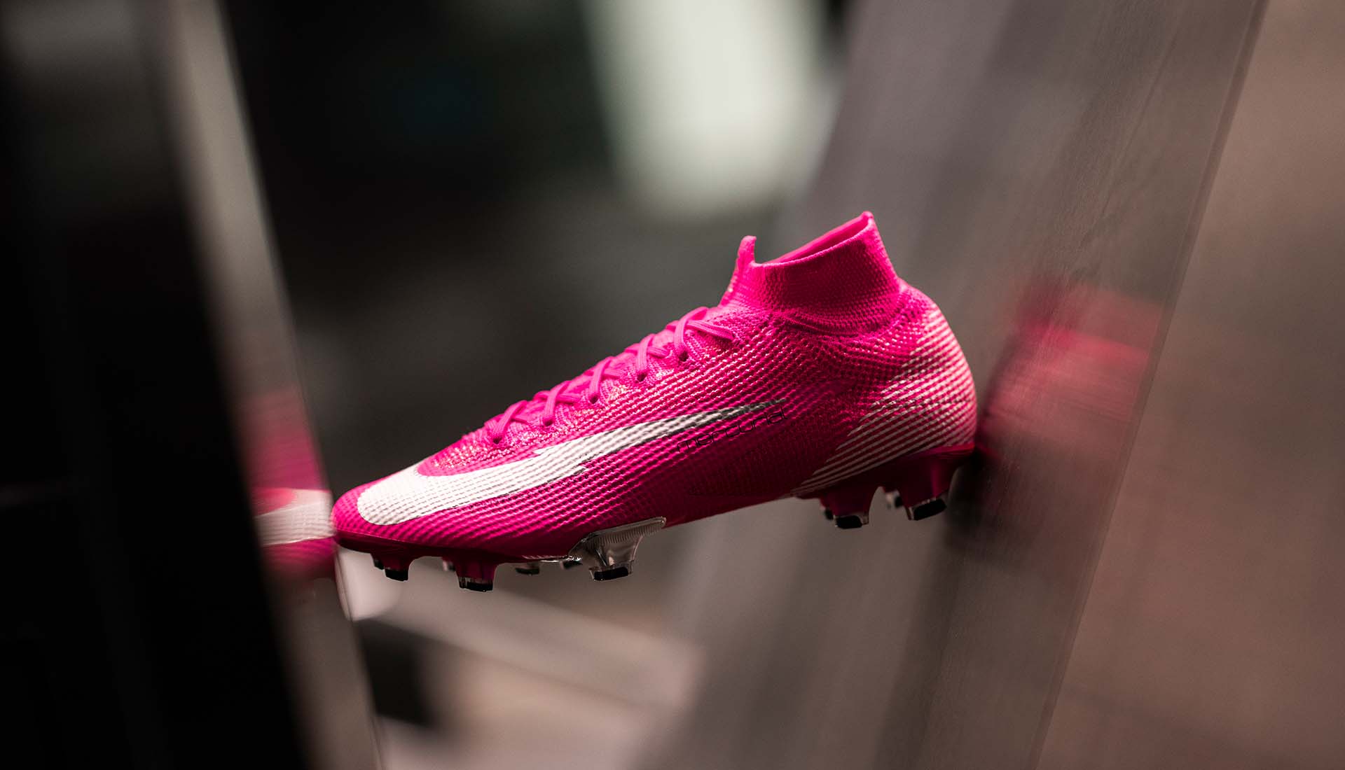 Đôi giày bóng đá Nike màu hồng được Mbappé mong ước được sở hữu từ thời còn nhỏ