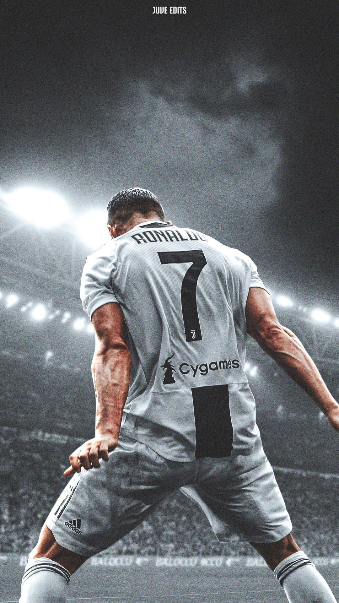 Hình nền Ronaldo CR7: Với những tín đồ của Ronaldo, đôi giày và chữ \